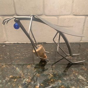 Adorable praying mantis wine bottle stopper